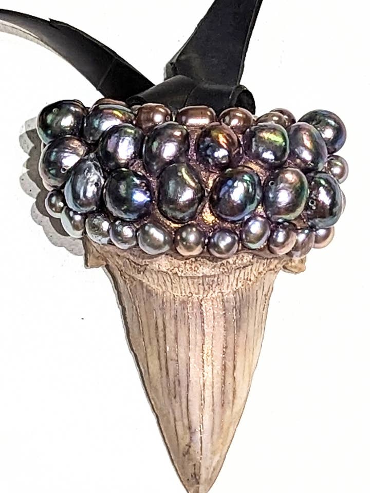 Colar de Pérolas em Prata, Cinza e Roxo em Fósseis de Dente de Tubarão por atacado de Gay Isber Designs