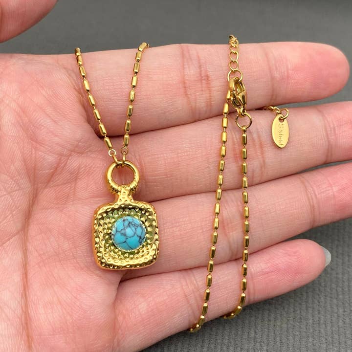 Collier Charm Carré Incrusté de Turquoise en Or 18K SS - FGS pour la vente par Mio Queena