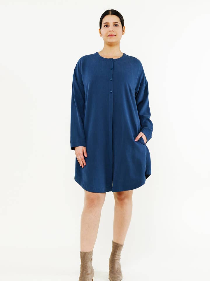 Robe-chemise oversize en tencel « FINE » en bleu pour la vente par Studio Hertzberg