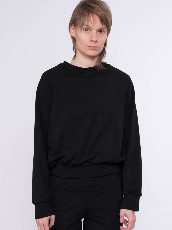 Raglansweater Jil aus Bio-Baumwolle - schwarz für den Großhandel von KOLO Berlin