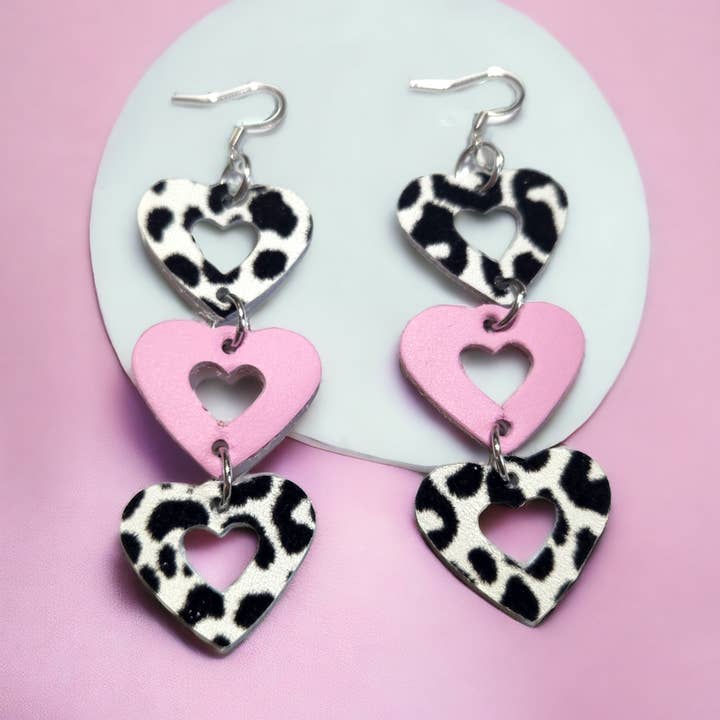 Léopard blanc et cœurs empilés roses pour la vente par Bushleys Beauties, LLC