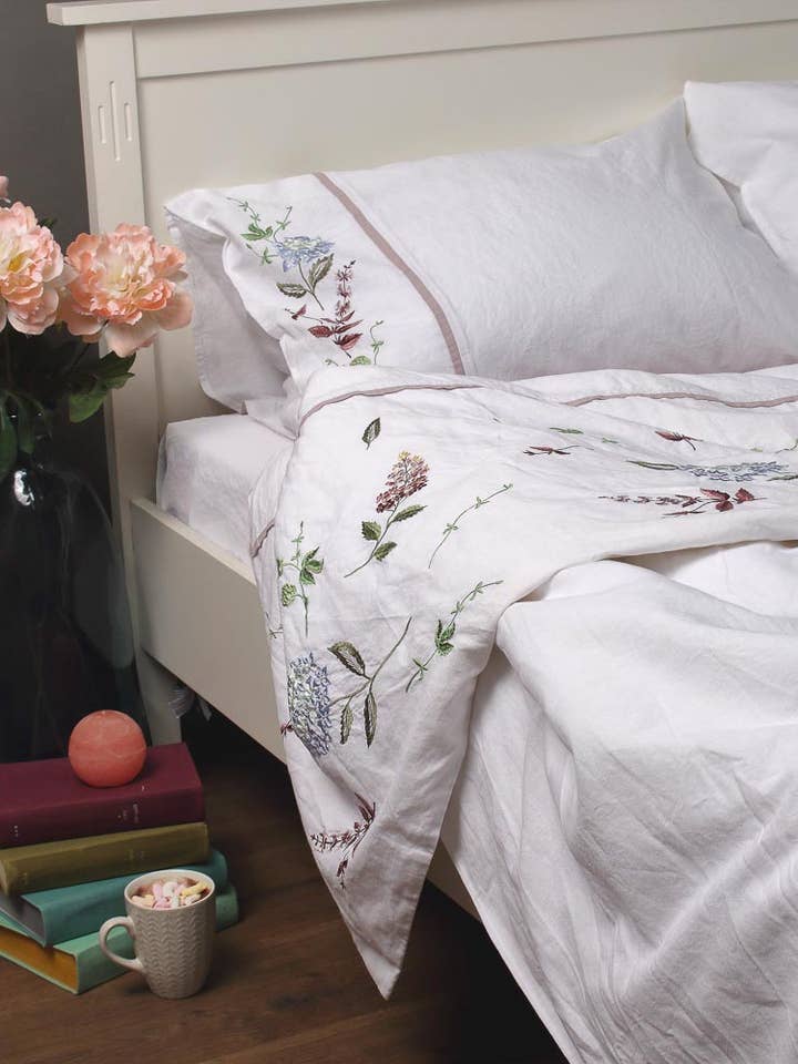 Bestickte Bettwäsche-Sets und Bettwäsche - Hortensie Weiß für den Großhandel von Handmade Originals Ukraine