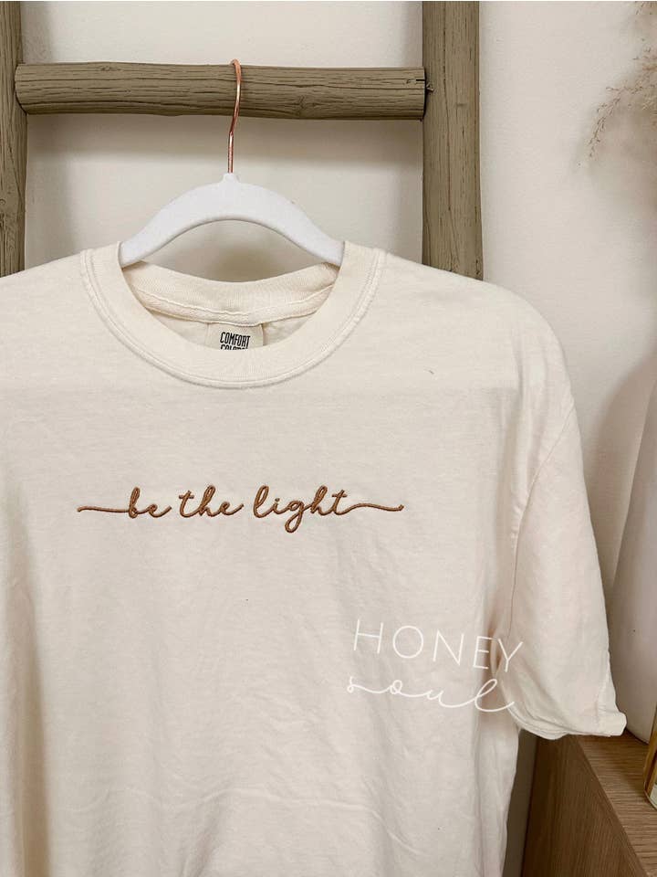 Honey Soul LLC - Wholesale T-shirt (Zonder tekening) - Dames - Geborduurde Wees Het Licht T-shirt