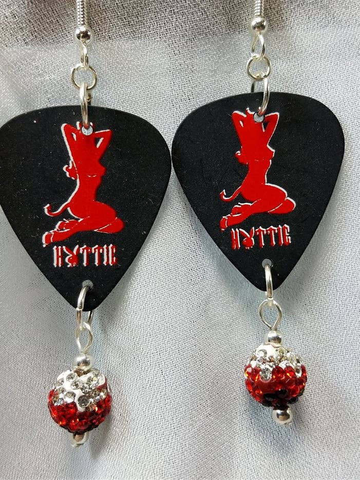 Boucles d'oreilles à médiator Devilish rouge et noir avec perles pavées rouges ombrées pour la vente par Simply Raevyn