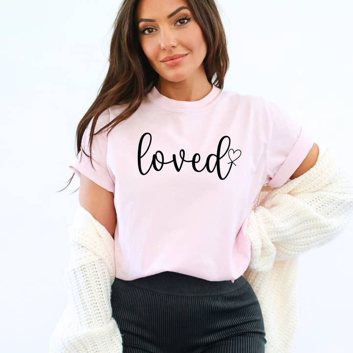 T-shirt graphique Comfort Color aimé pour la vente par Classy Crafts Wholesale