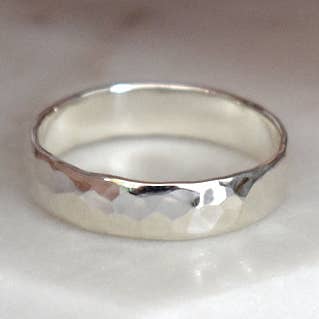 Harley silverring med hamrad yta för wholesale av Kali Ma Designs - Sterling Silver Jewellery