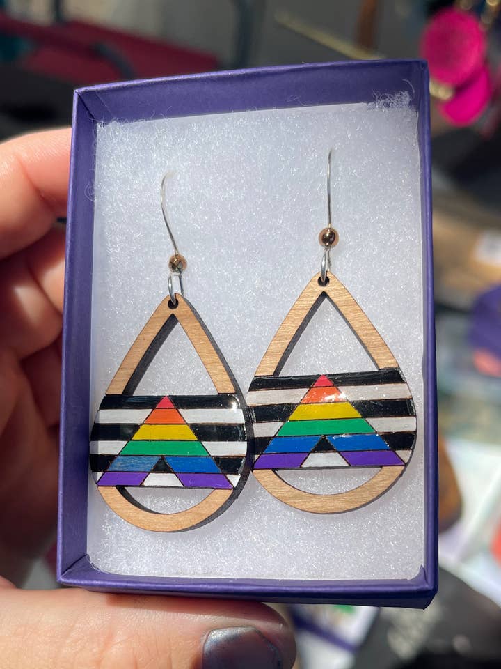 Pride Ally handgemaakte houten oorbellen voor wholesale door Violet Lotus