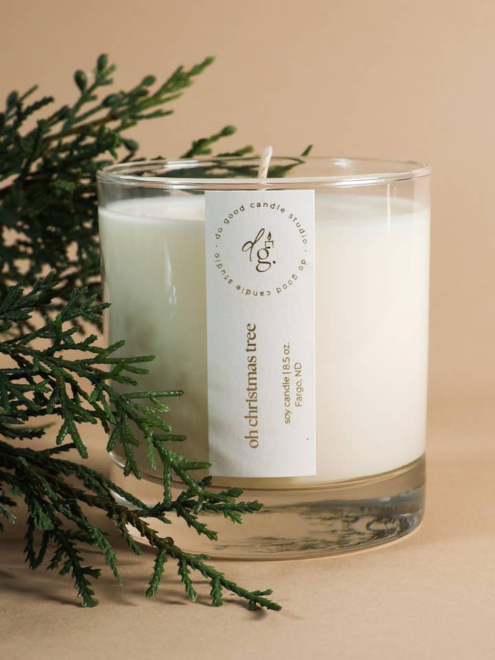Oh Christmas Tree | Bougie de soja non toxique Fraser Fir Holiday pour la vente par Do Good Candle Studio