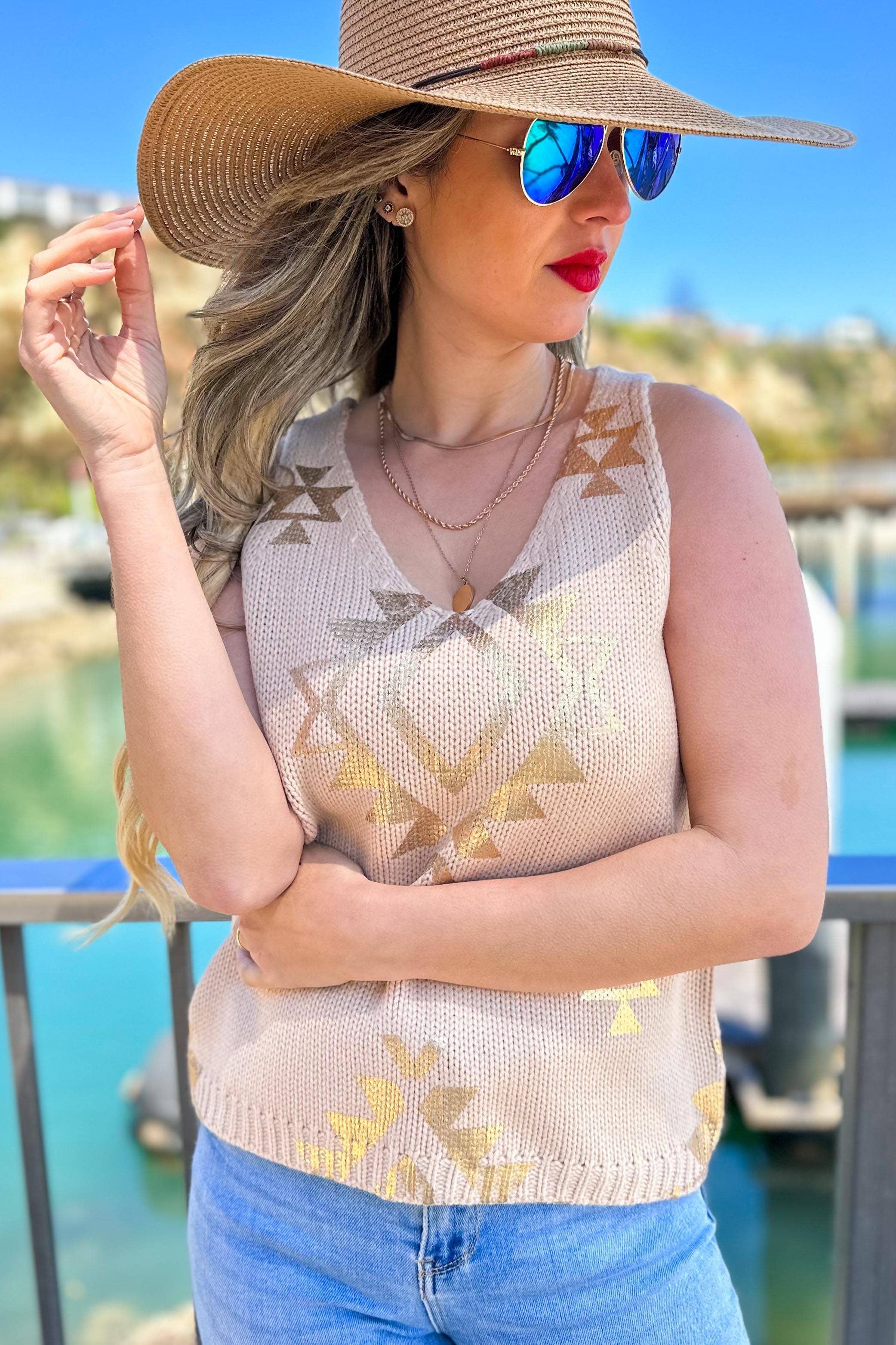 Tenente Taupe Lt.Taupe Gold Aztec Tampo em malha sem mangas com decote em V para venda a revendedores na Faire7