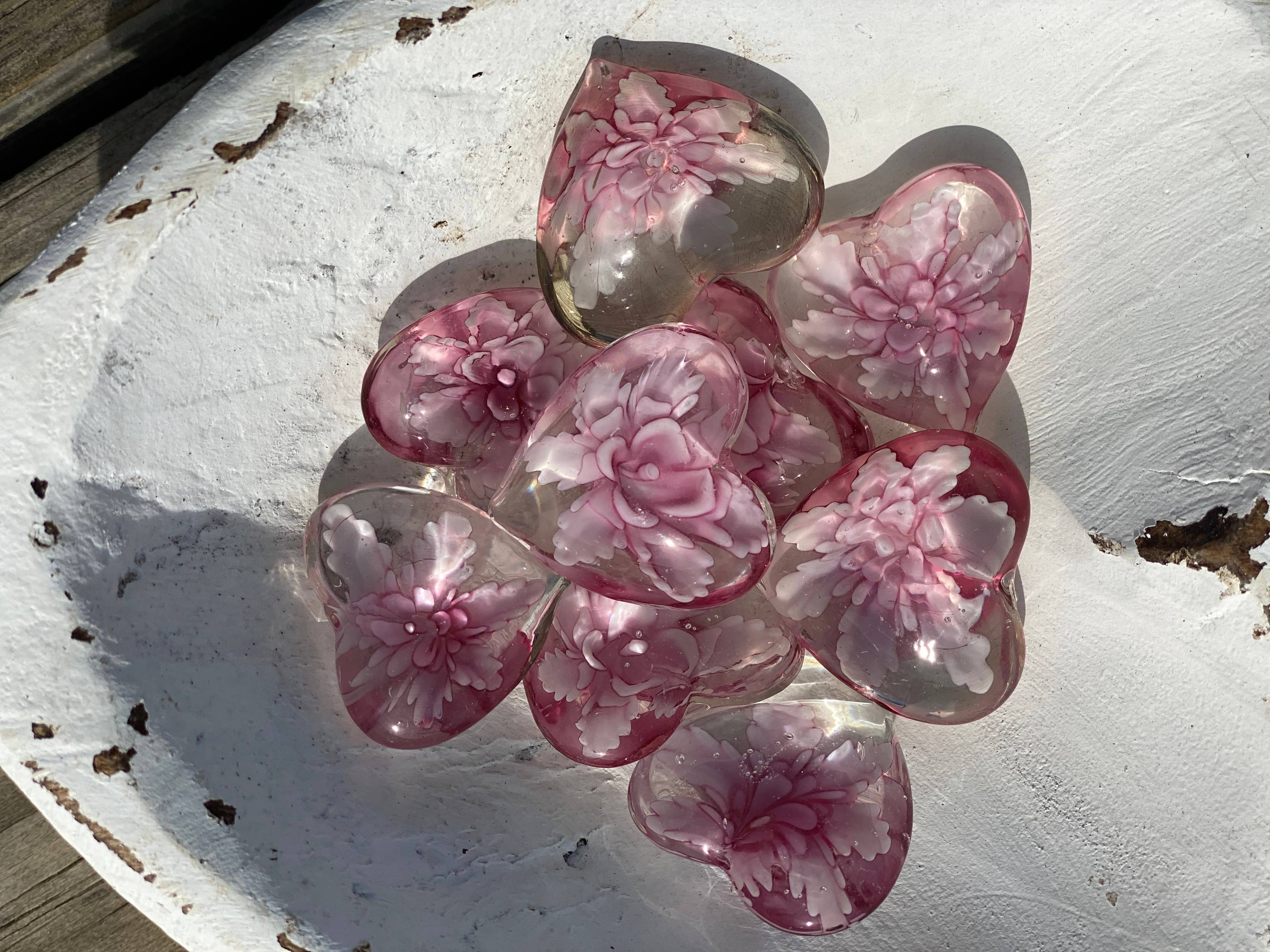 SHOPGIVECOURAGE – wholesale Dekorativt bordsobjekt – Blommig glasficka hjärtan med hjärtskålskärm - liten (50)9