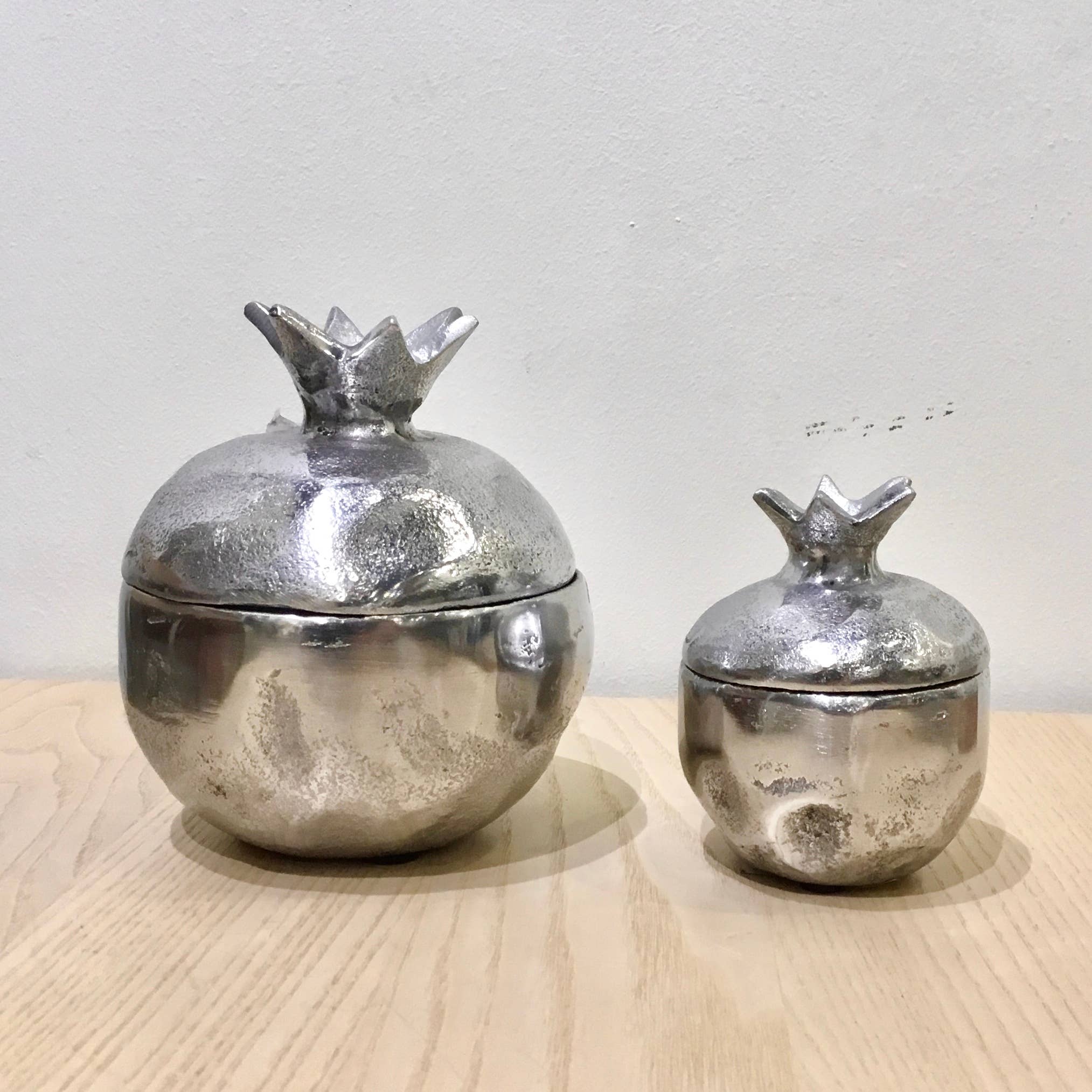 India Handicrafts Inc - Vente Bocal décoratif - Pot en aluminium texturé en forme de grenade, petit modèle5