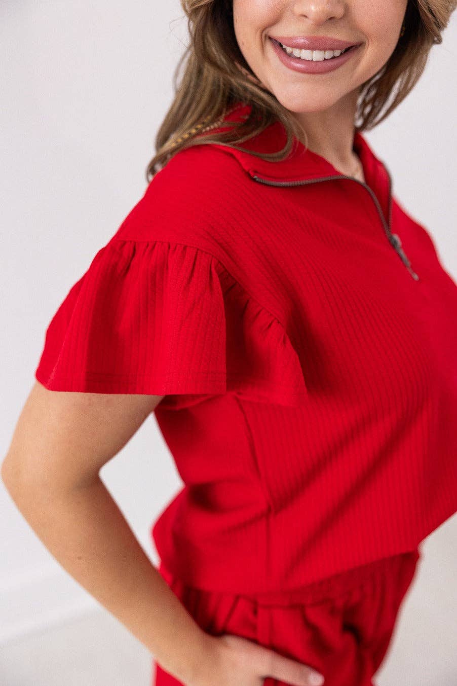 Rouge Quarter zip rouge avec manches à volants en vente sur Faire1