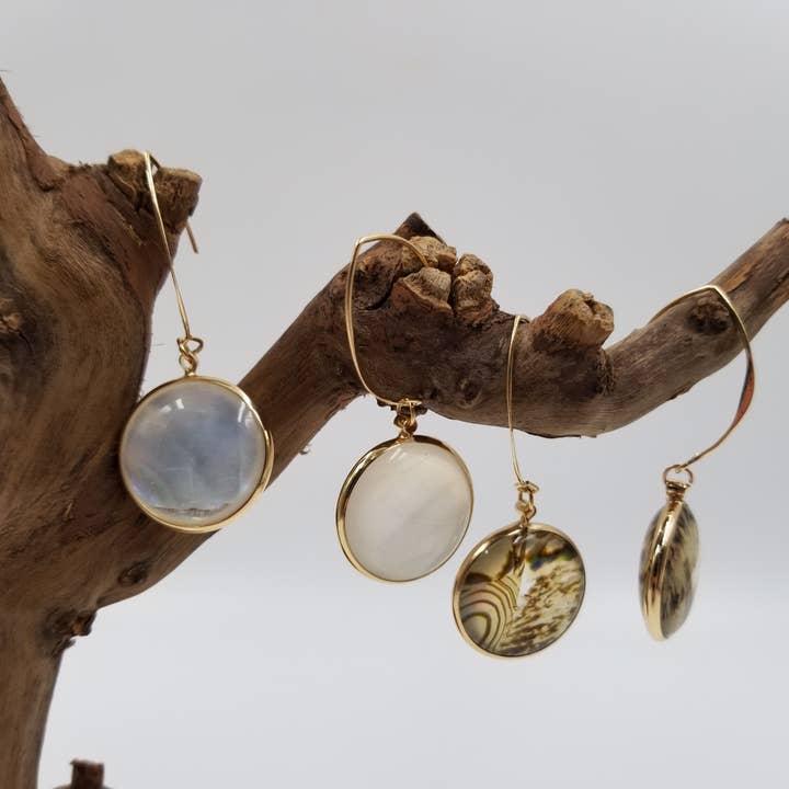 Natuurlijke ronde oorbellen van abalone schelp voor wholesale door CHAKRA JEWELRY