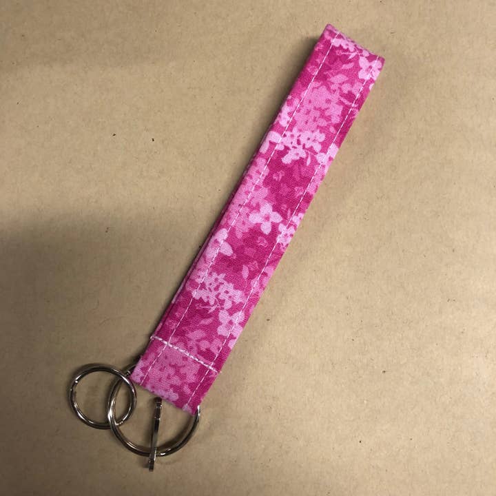 Pink Ditsy Blomster Nøglering Wristlet for engroshandel hos MadeBySusannah