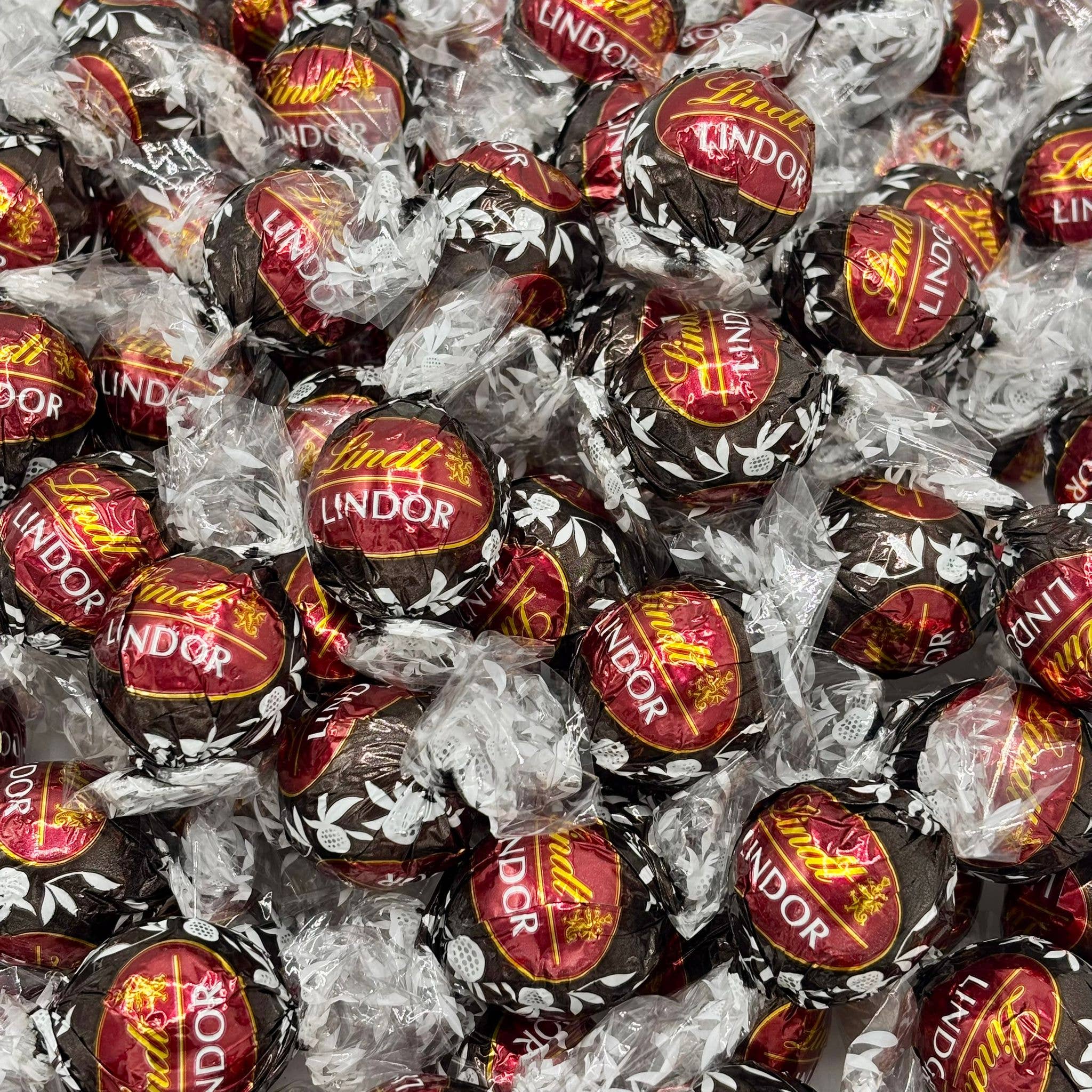 Candy In Bulk - Vente Friandises enrobées de chocolat - Lindt LINDOR Truffes au Chocolat Noir et à la Fraise – Sac Économique en Vrac2