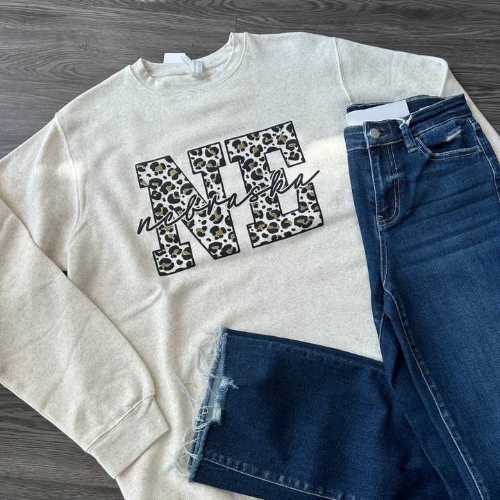 Sweat-shirt graphique à imprimé léopard du Nebraska pour la vente par West Anna Designs
