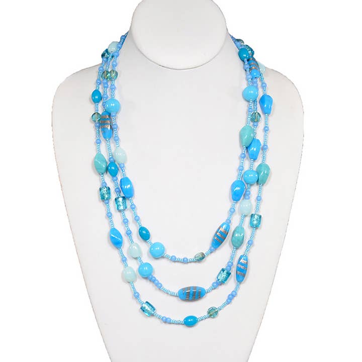 COLLIER À TROIS RANGS EN PERLES DE VERRE BLEUES pour la vente par Coronet Jewelry & Accessories