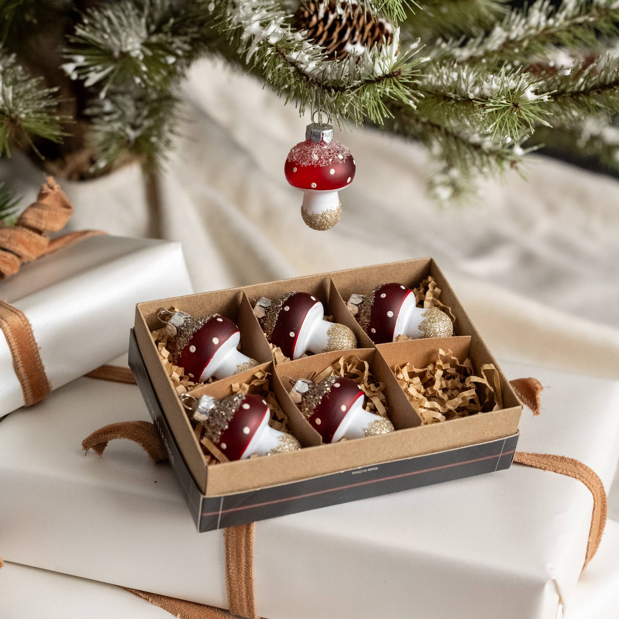 Ragon House - Venta al por mayor Conjuntos de adornos - CONJUNTO DE 6 ADORNOS DE SETAS ROJAS CON PURPURINA0