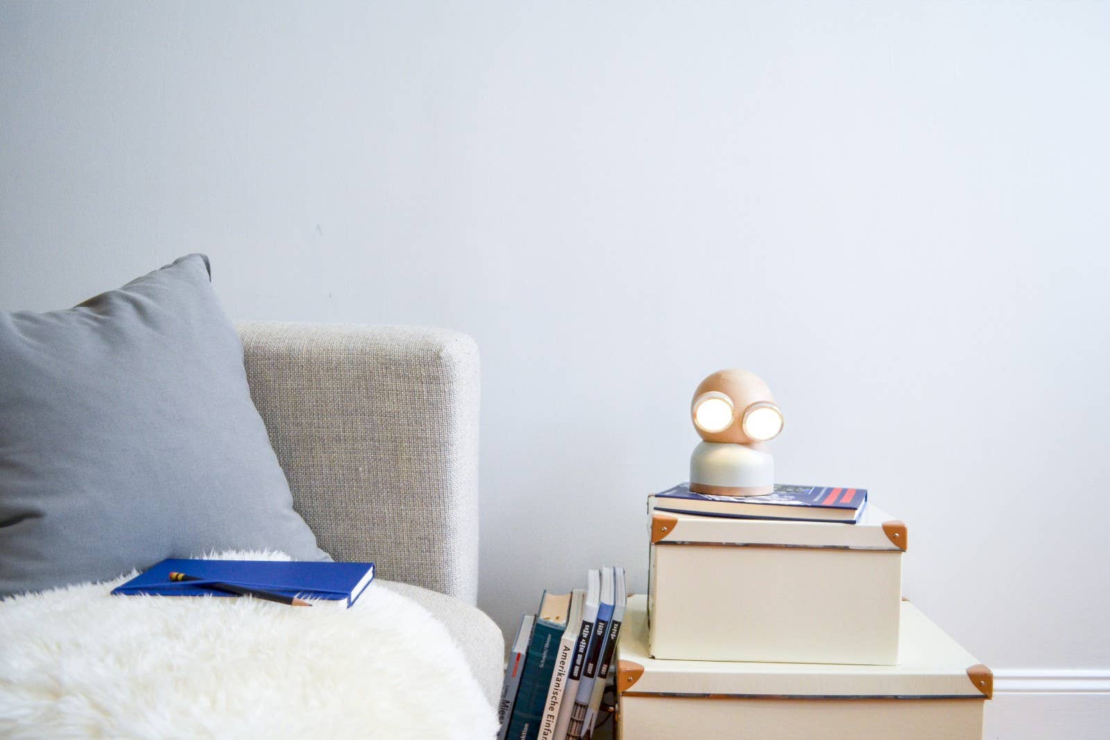 Curiosity Distribution - Vente Lampes d'appoint/de bureau - Lampe Goggle Mr Watt - Lampe de table en bois amusante (bleue)3