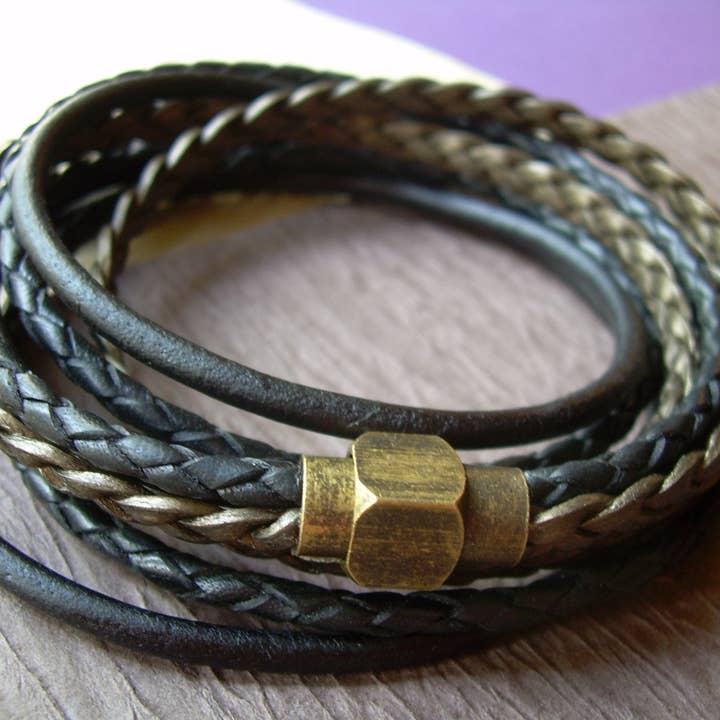 Urban Survival Gear USA – wholesale Smycken - Herr – Herrarmband läder, Triple Wrap läderarmband med en antik mässingsmagnetisk lås, Armband för kvinnor, Smycken för män, Herrgåva