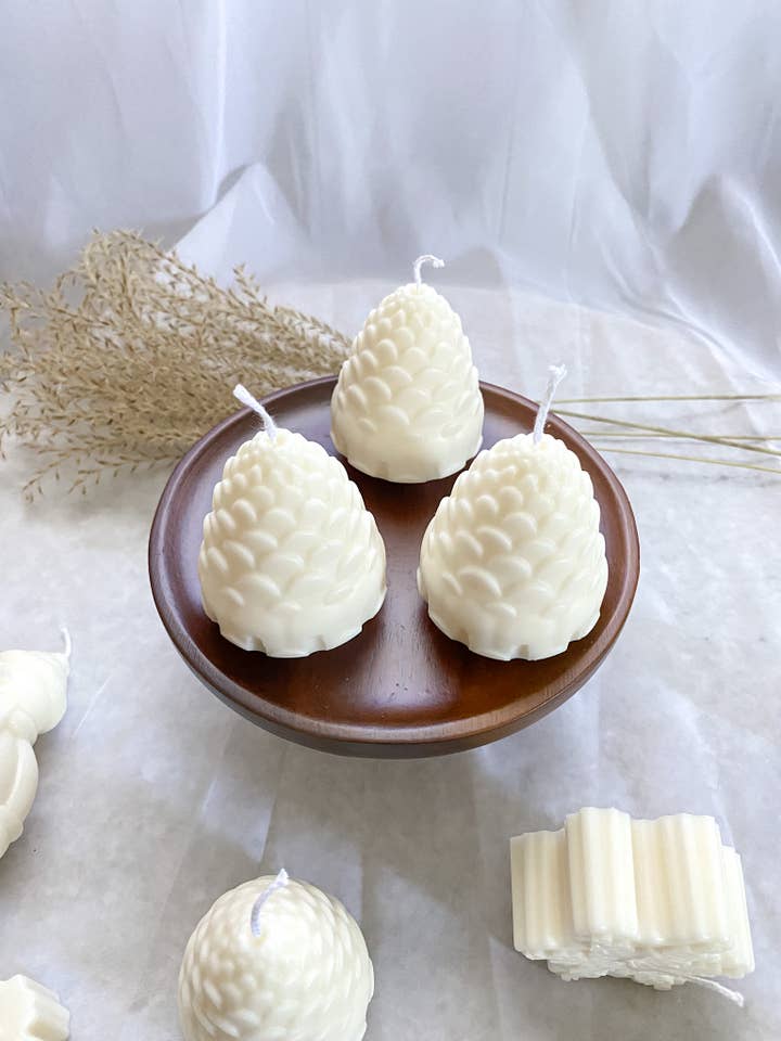 Bougie de Noël Pinecone pour la vente par LitMe Candles