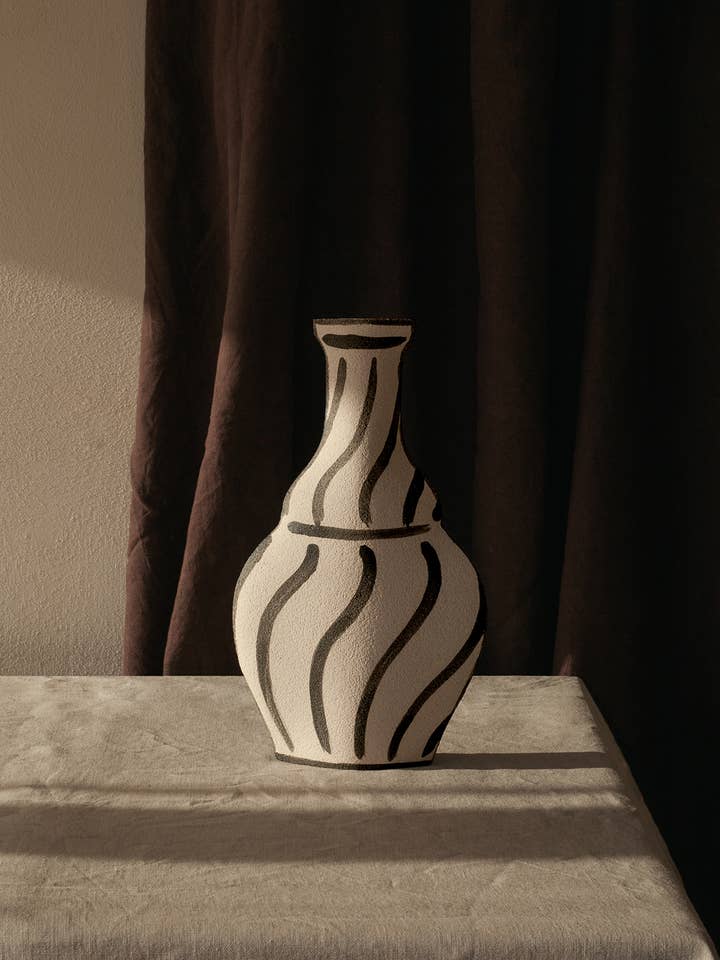Ceramic Vase ‘Morandi Vase - Black’ for wholesale by INI CERAMIQUE