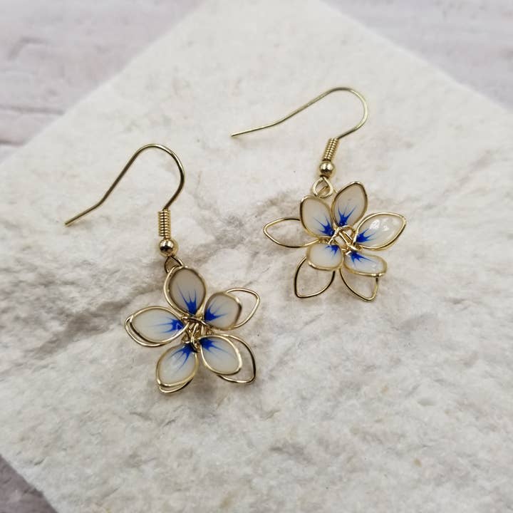 Treasure Wholesale - Wholesale Dangle Earrings - 3d Hollow Flower Earrings