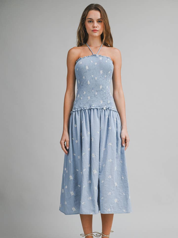 Robe midi à smocks et col licou ED6034A en bleu doux pour la vente par Endless Blu