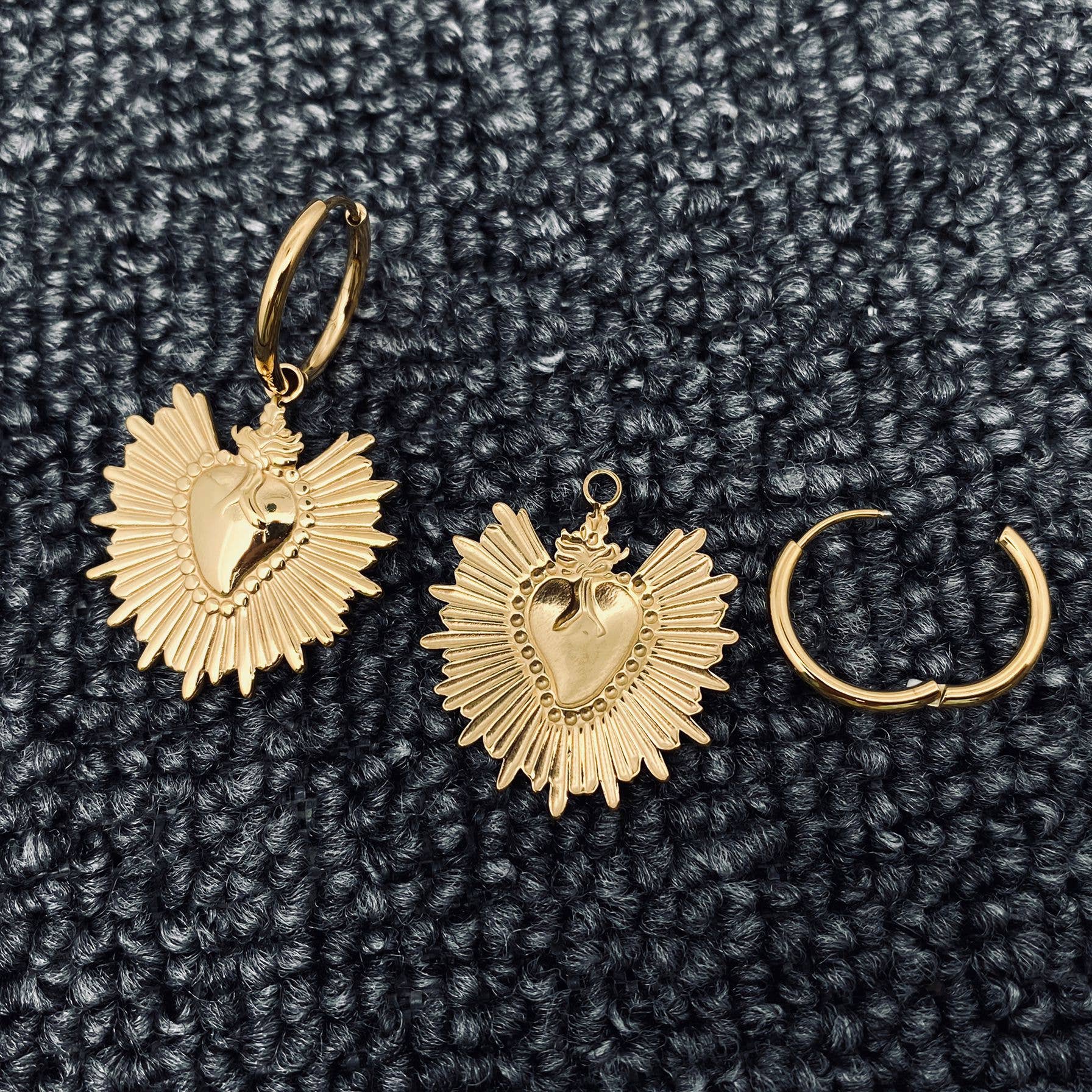 Mio Queena - Wholesale Huggie Earrings - Shine Heart 18K Gilded Stainless Steel Huggie Earrings - FGS1
