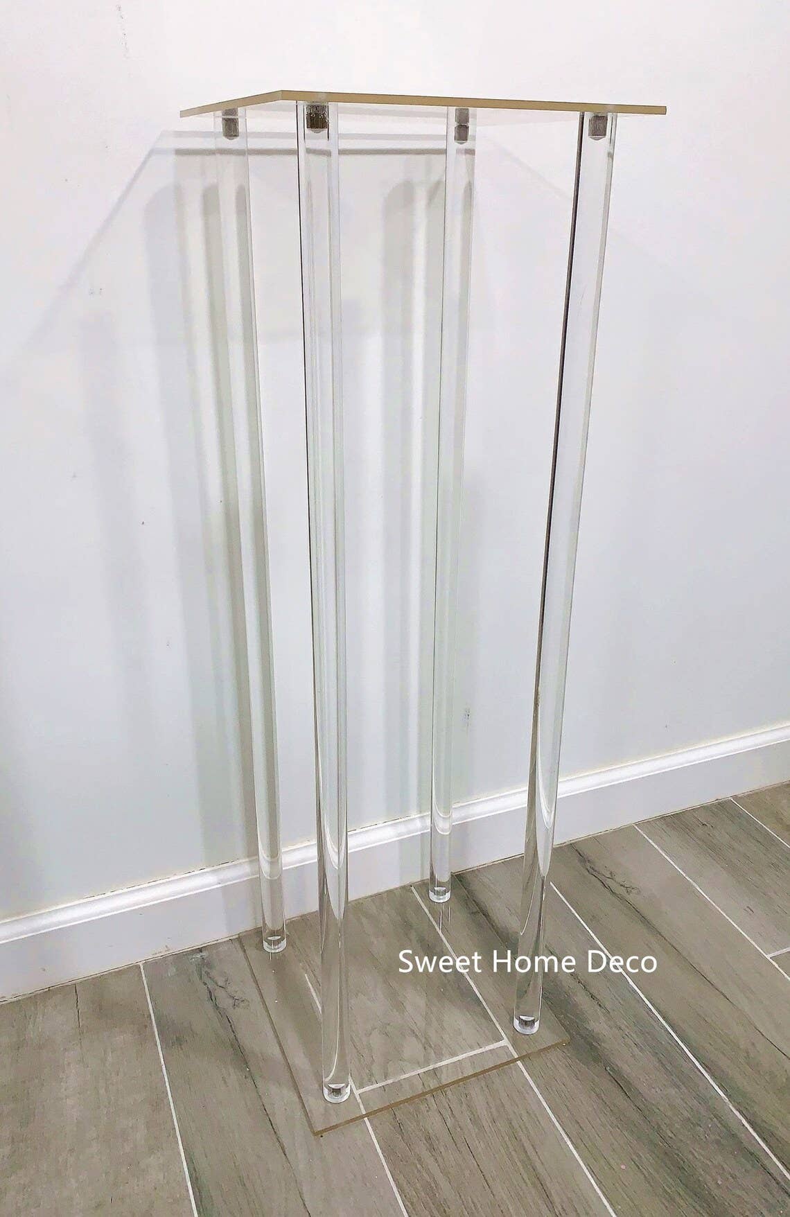 Sweet Home Deco – wholesale Engångsmittstycke – 32-tums akrylklart modern rektangulär piedestalställning1