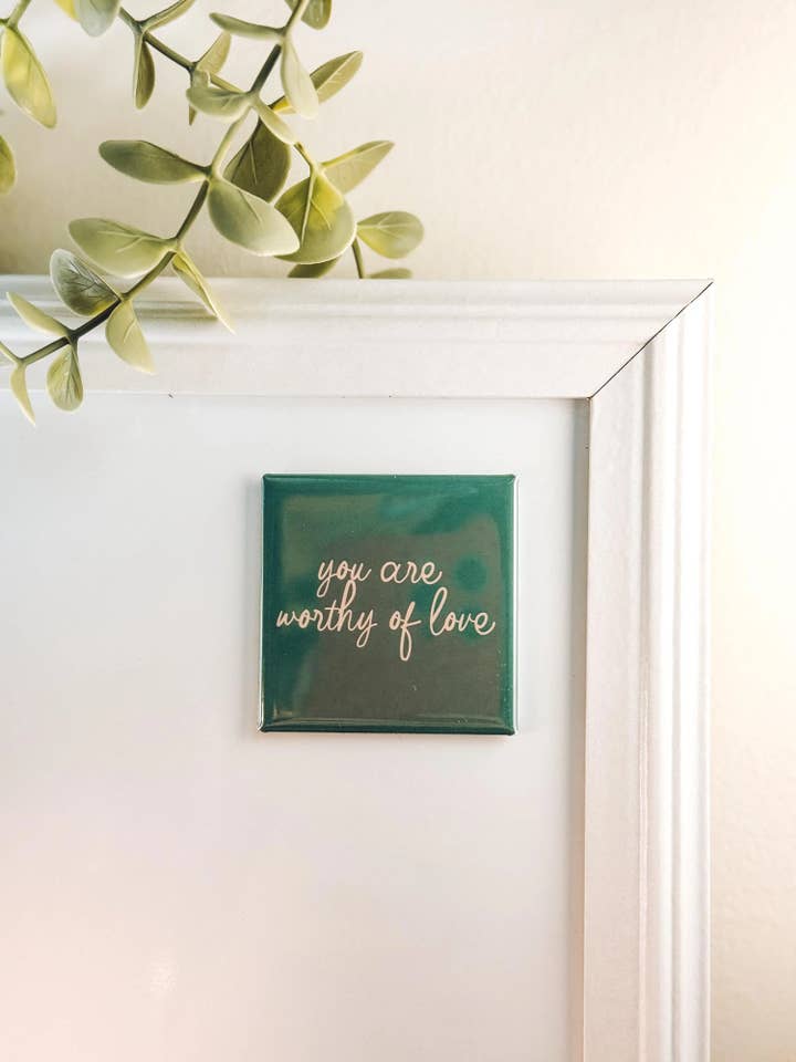 Imán Eres Digno de Amor para venta al por mayor de Powered By Daisies