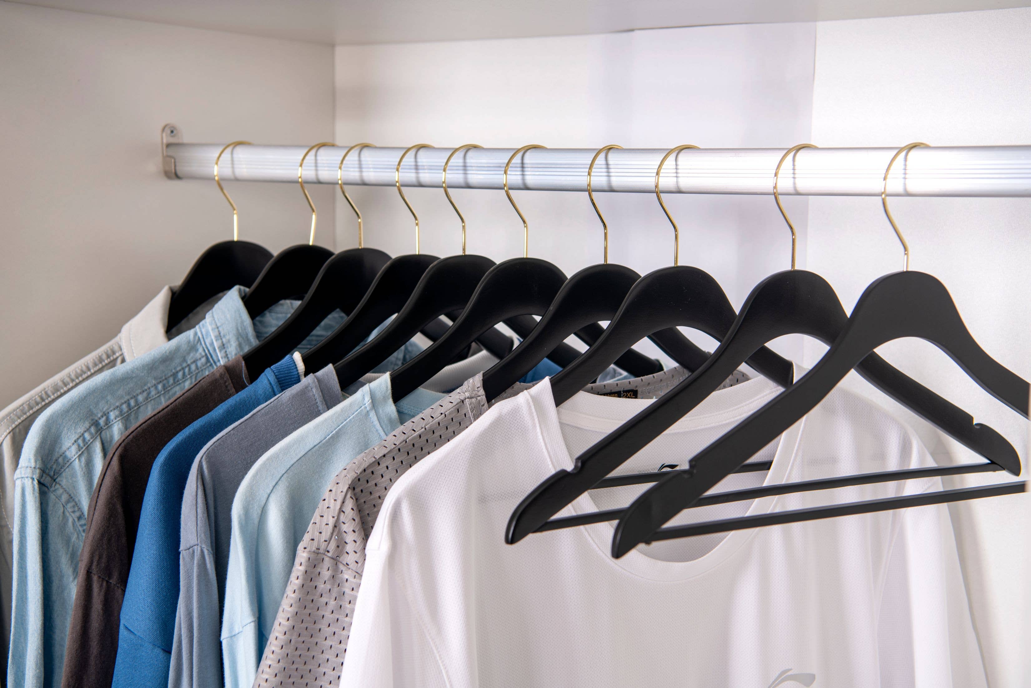 Quality Hangers - Wholesale Clothes Hangers - WS70 Ultra Slim Suit Hangers with Pant Bar Black/gold - 5PK23