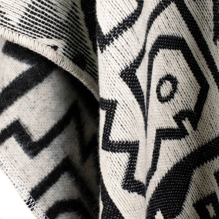 ECUALAMA - Wholesale Poncho - Unisex - Chiriaco - Llama Wool Unisex South American Handwoven Thick Hooded Poncho - Aztec animal pattern - black-white