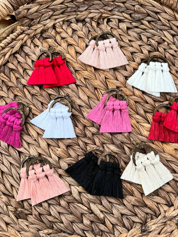 Lot de 10 boucles d'oreilles en macramé VDAY pour la vente par SMR Wholesale