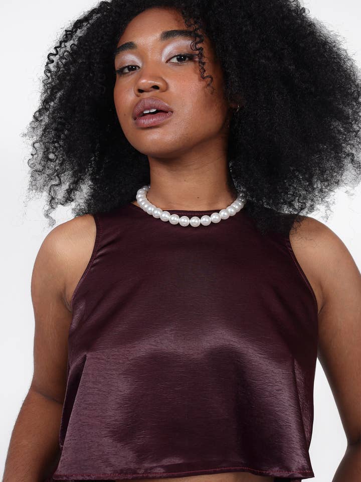 Bourgogne Satin Co-Ord X-Back Crop Top | Darya för wholesale av Chekani