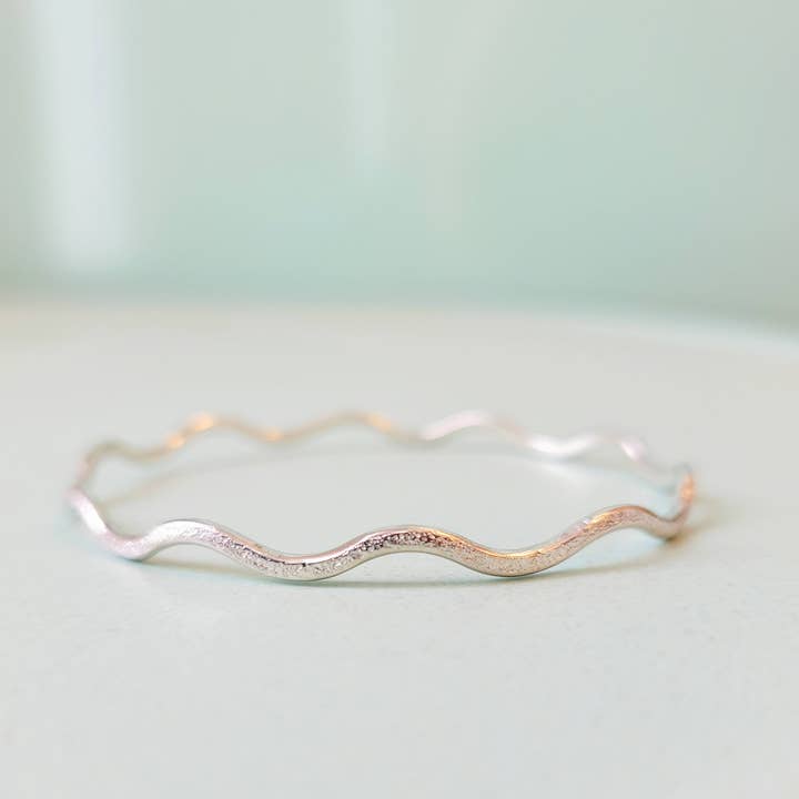 Bracelet Oceanside Wave en argent sterling texturé sable pour la vente par Kuriosities