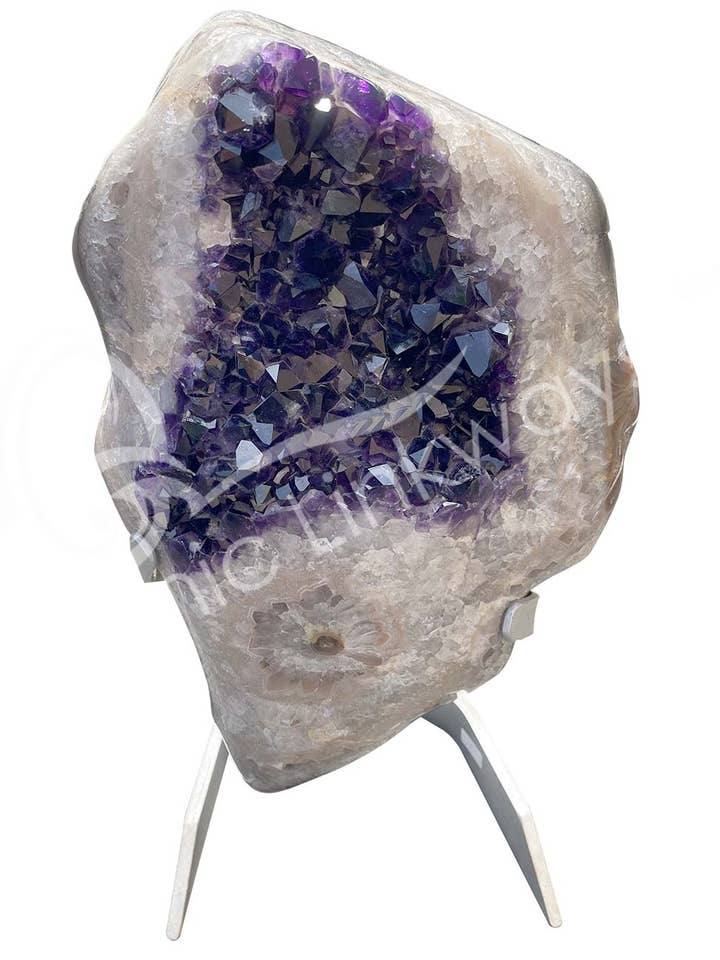 (PC)GEODE - AMETHYST AUF METALLSTÄNDER 38 CM H X 25 CM B für den Großhandel von Oceanic Linkways Inc
