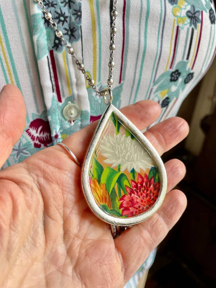 Collana Colossal Teardrop - botanici, fiori, colori neutri per la vendita all'ingrosso da parte di joeyfivecents