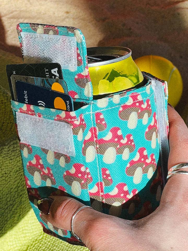 87802: Külwap Can Cooler Wrap plånbok | Återvunnen rPET | Mushroom Twins för wholesale av Fydelity