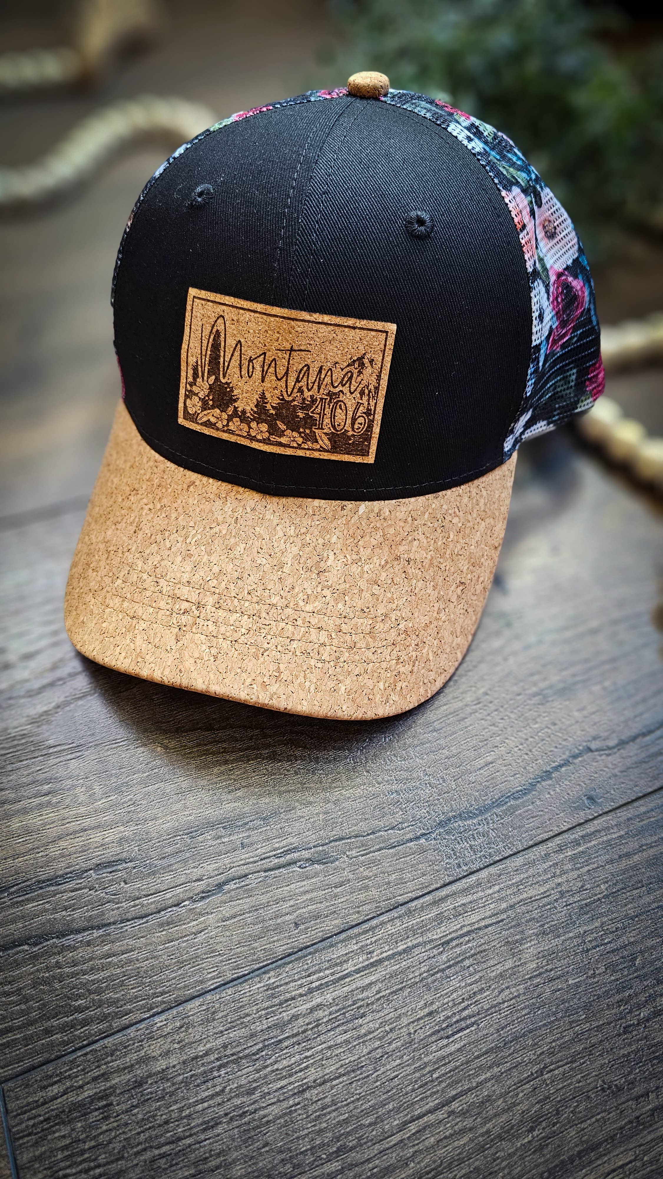 BRIARANDSPHINX - Wholesale Truckerpet - Uniseks - Zwarte pet met bloemenprint en lasergegraveerd kurkpatch0