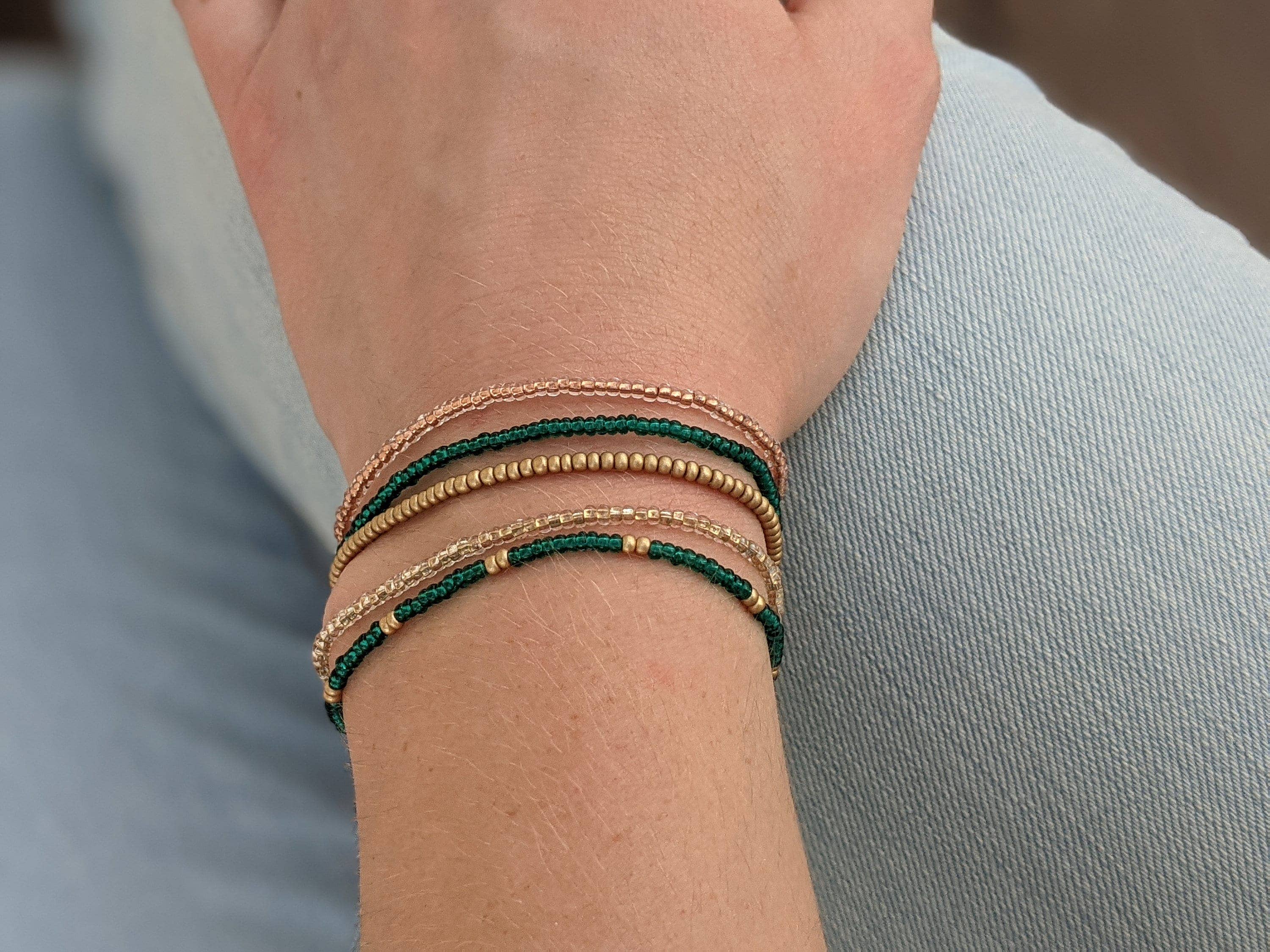 Caitlyn Clare Flair - Vente Parures de bijoux - Ensemble de bracelets extensibles minimalistes en perles Bracelets en perles de rocaille3