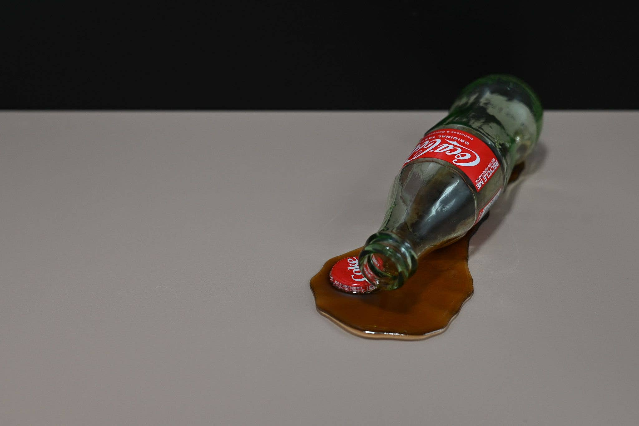 Just Dough It! Fake Foods - Vente Décorations de table - Bouteille de Coca renversée factice4