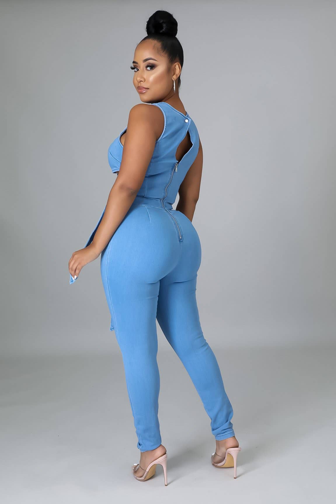 5besties inc – wholesale Jumpsuit - Dam – Jeansoverall med utskuret mönster och knytning3