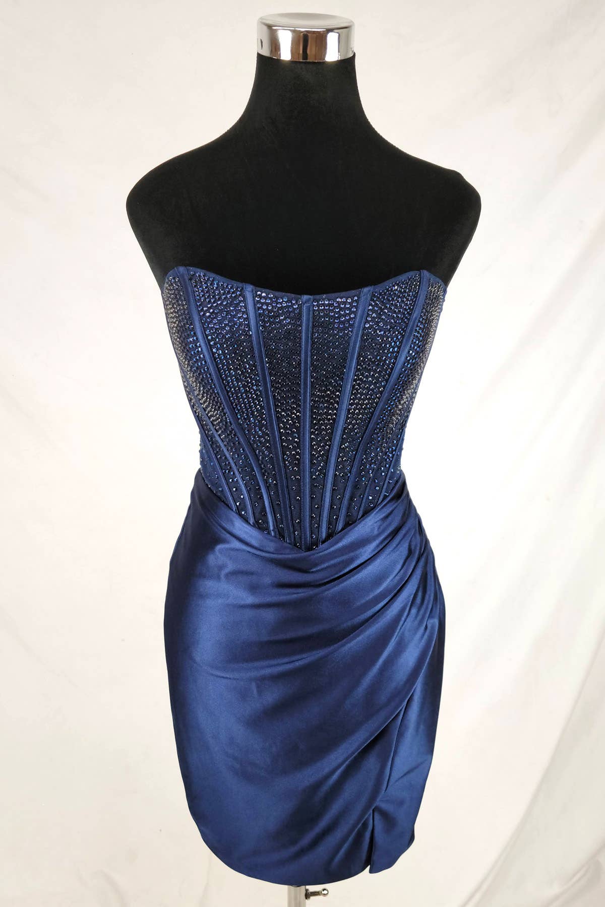 Chicas – wholesale Klänning - Dam – Kort miniklänning med juvelprydd korsett och satinkjol C3755