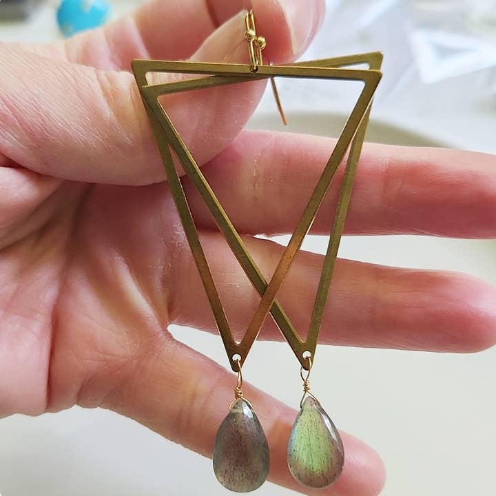 Triangles en laiton audacieux et boucles d'oreilles pendantes avec pierres précieuses pour la vente par Sara Sela Jewelry