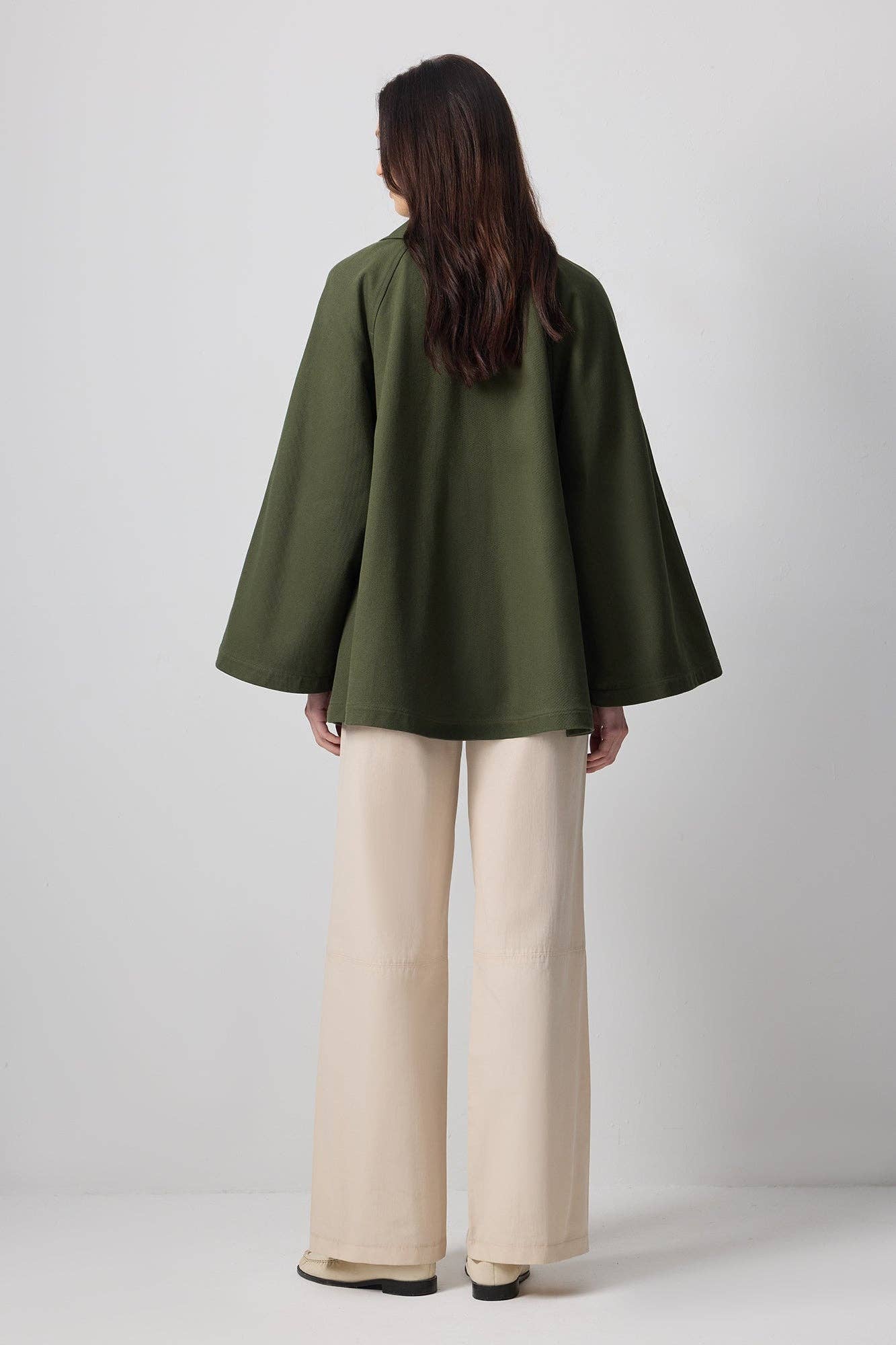 Haki Kurzer Trenchcoat aus Baumwollgabardine – Ausgestelltes Ärmel-Detail für den Großhandel auf Faire5