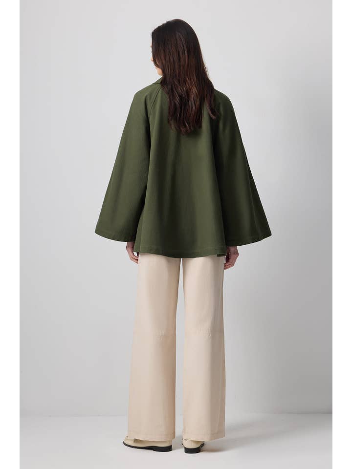 Haki Kurzer Trenchcoat aus Baumwollgabardine – Ausgestelltes Ärmel-Detail für den Großhandel auf Faire5