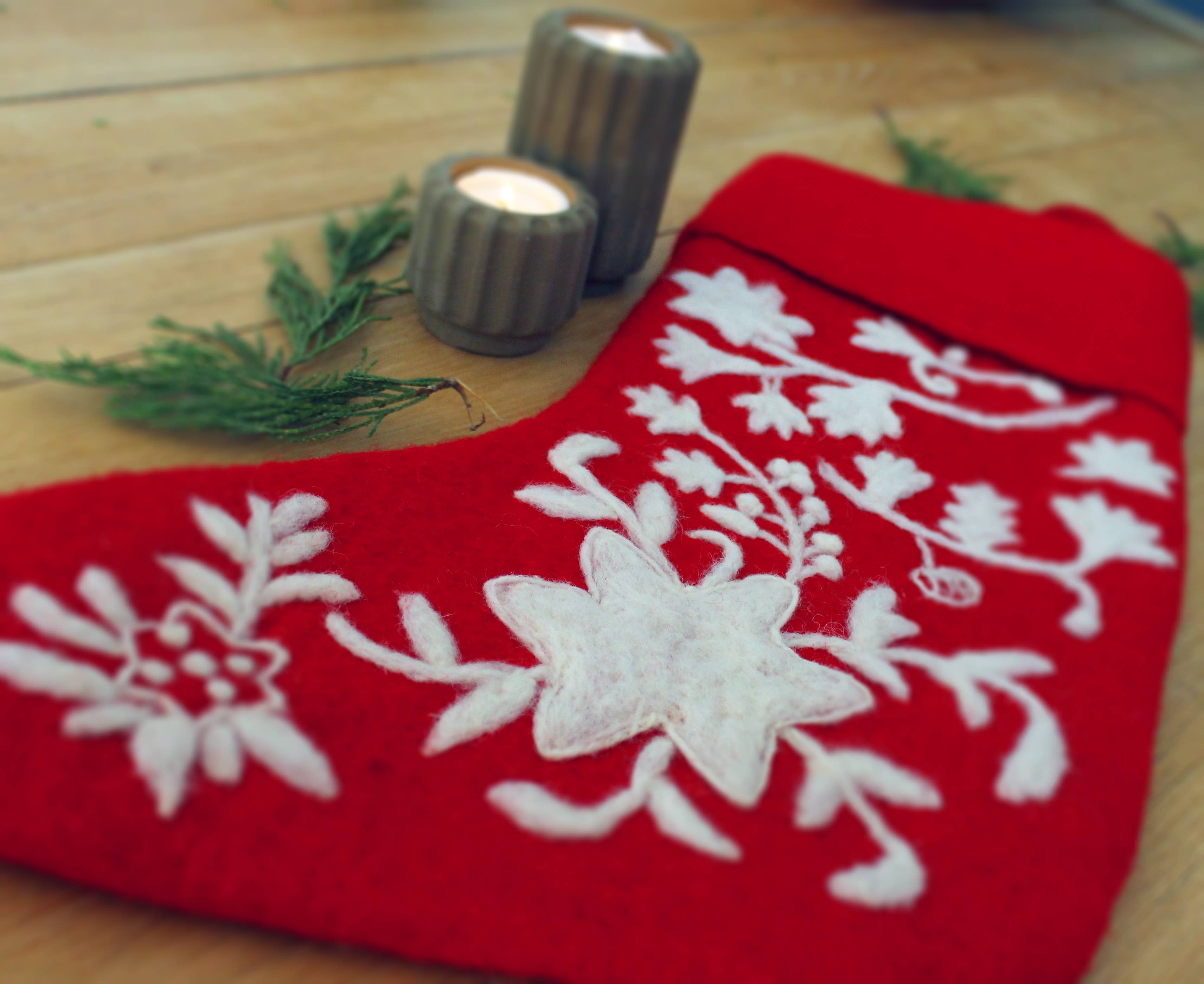 Fiona Walker England – Meias de época festiva por atacado – Meia Vermelha com Bordado1