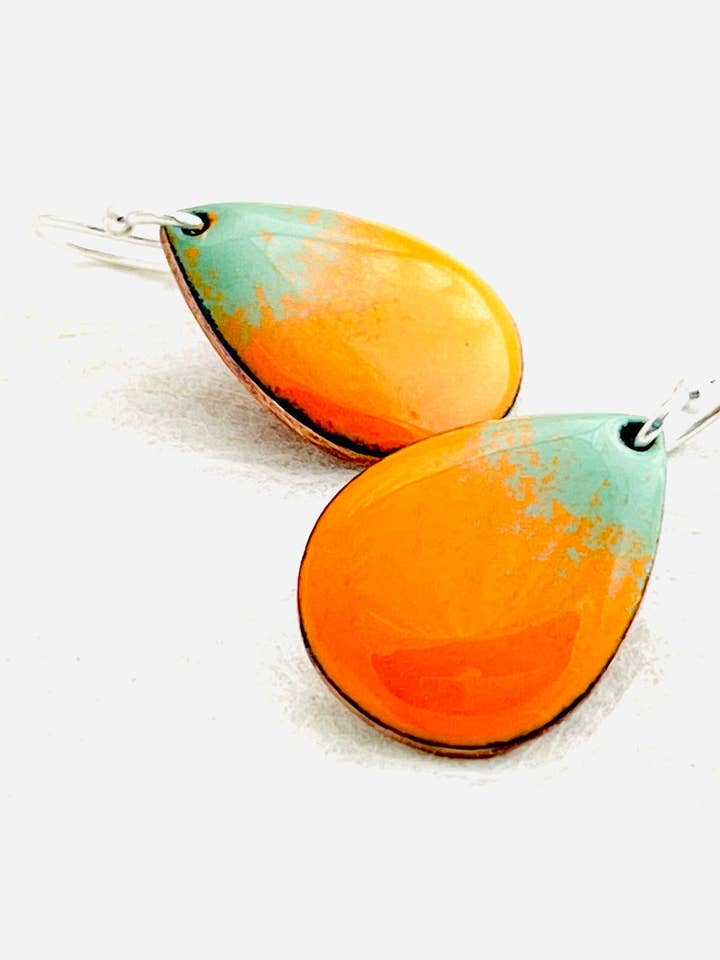 Petites boucles d'oreilles en forme de larme en forme de citrouille, émail orange citrouille pour la vente par Magpie Mouse Studios