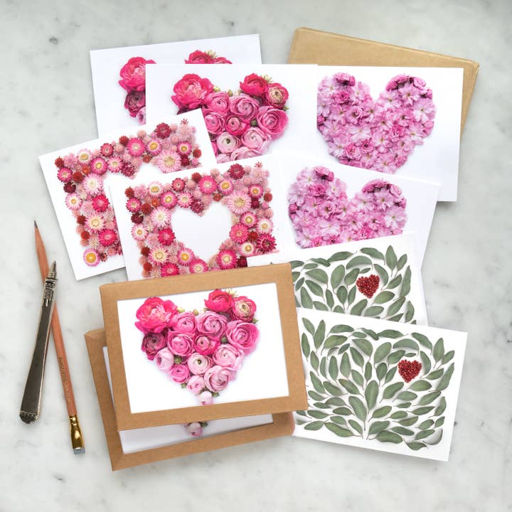 Ensemble de cartes Cœurs & Fleurs roses – Cartes de vœux botaniques A2 pour la vente par Bottle Branch